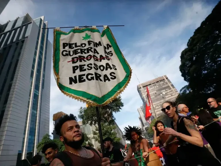 Maconha: legalizar e construir políticas radicais de reparação