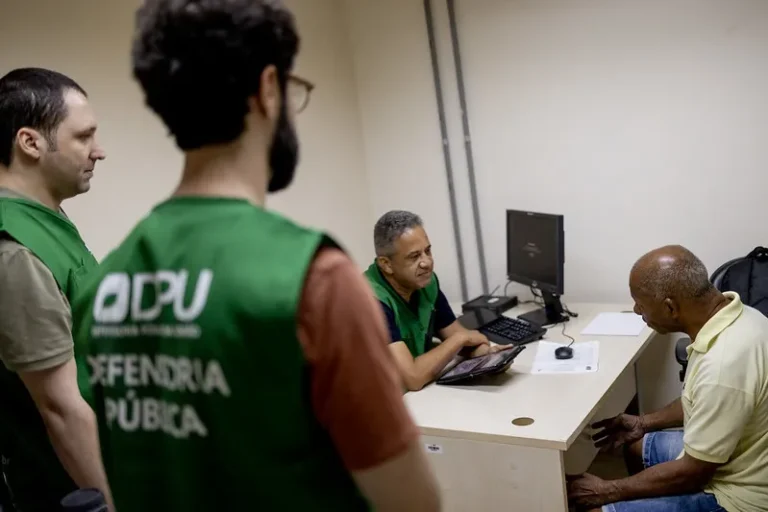 'Caravana de Direitos' leva assistência jurídica gratuita a população afetada pelas enchentes 