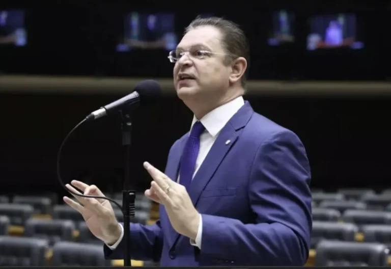 Bolsonaristas aprovaram moção de louvor a Trump pouco antes de ataque comercial ao Brasil