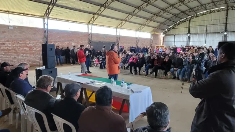 Paulo Pimenta se reúne com agricultores mobilizados em Hulha Negra