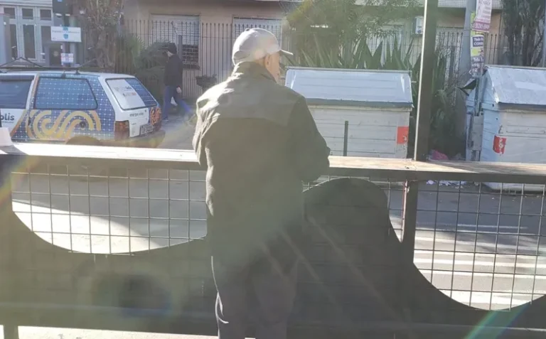 Pablo está morrendo na rua