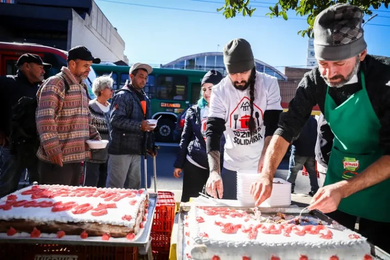 Cozinhas solidárias de emergência do MTST celebram entrega de mais de 200 mil marmitas