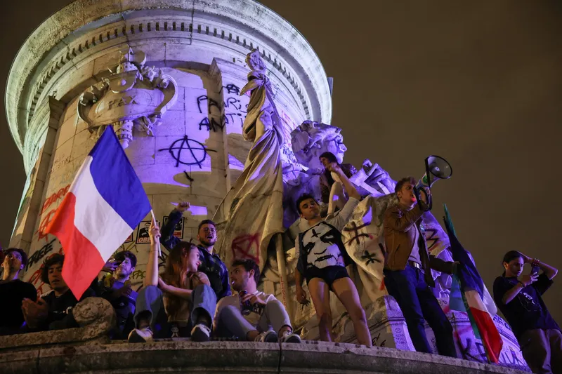 Manifestações contra a extrema direita francesa marcaram domingo (7), dia de eleições legislativas no país