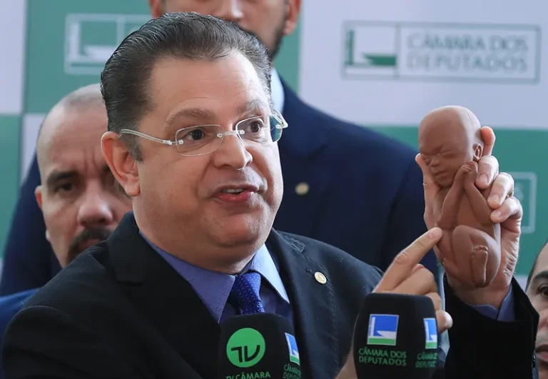 Sóstenes e Carlos Jordy são alvos de operação da PF por suspeita de desvio de cotas