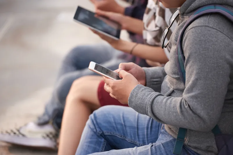 Redes sociais - mídias digitais - celular - adolescentes