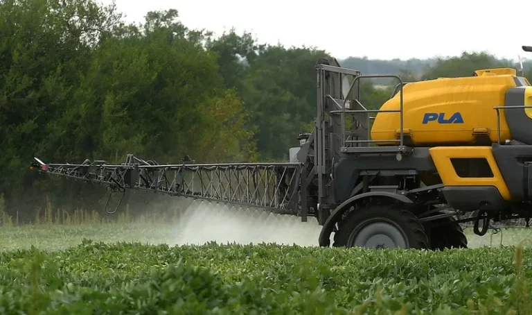 Glifosato: como a Monsanto impôs substância cancerígena e por que uso não é proibido no Brasil