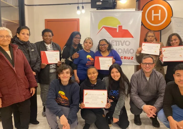 Jovens e adultos do Morro da Cruz conhecem o mundo da informática