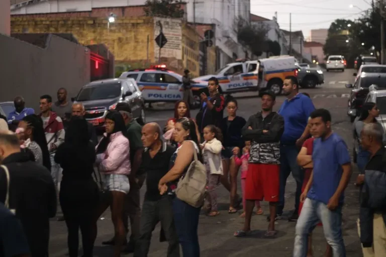 Após serem barradas em reunião com a Metrô BH, famílias ameaçadas de despejo fazem manifestação