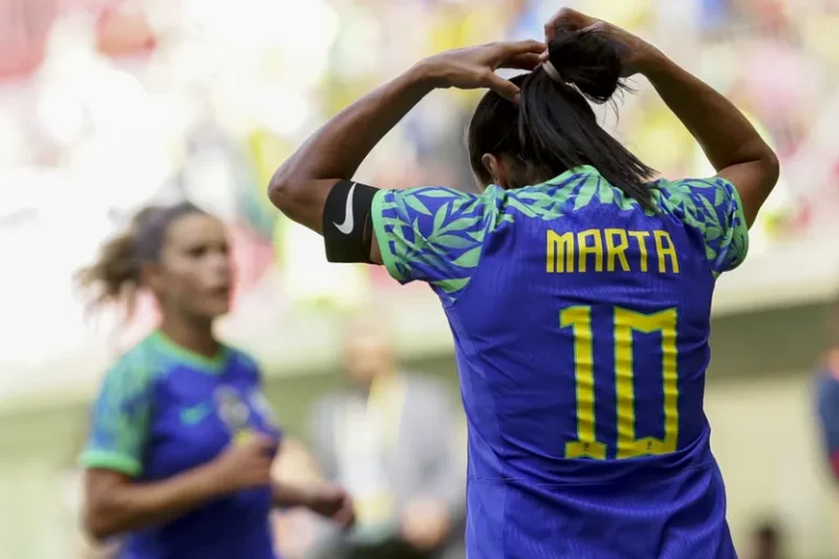 Olimpíadas escondem exclusão que futebol feminino sofre no Brasil, diz historiadora Aira Bonfim