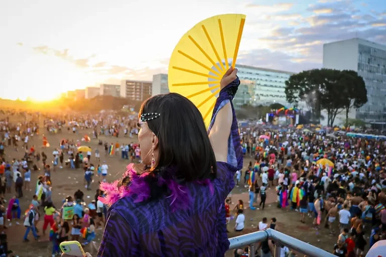 Distrito Drag lança campanha Existir com Direitos na Parada do Orgulho em Brasília