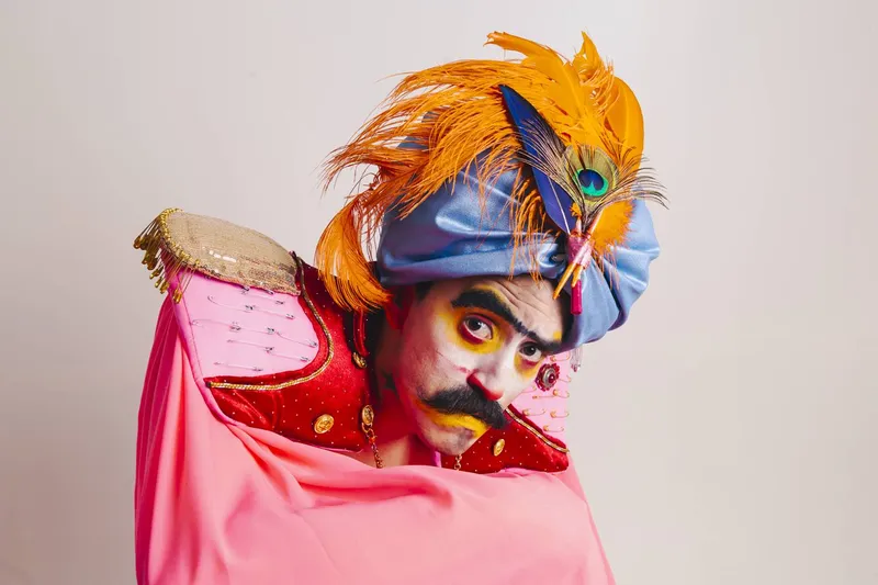 Peça mistura técnicas do teatro físico, bufonaria e cabaré