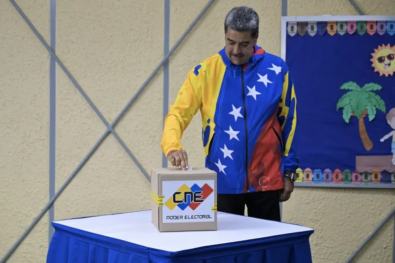O presidente da Venezuela e candidato à reeleição, Nicolás Maduro, vota durante eleição presidencial em Caracas, na manhã deste domingo (28)