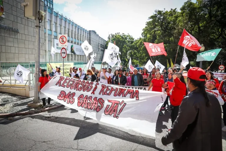 Dia de luta: movimentos sociais e trabalhadores ocupam as ruas de Porto Alegre 