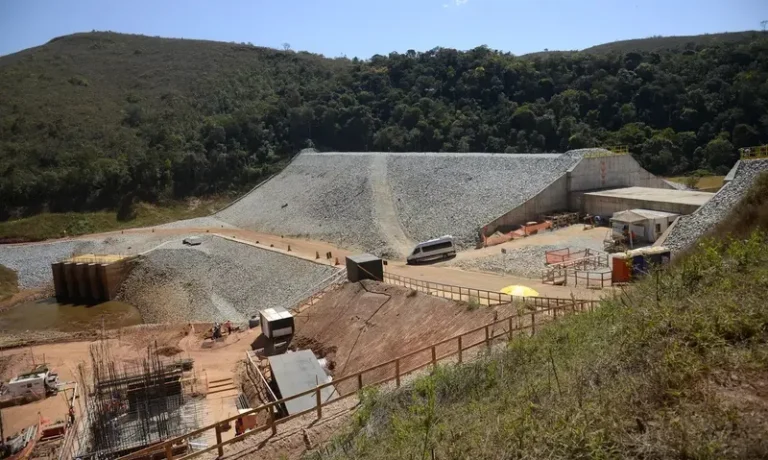 'Barulho infernal dia e noite', diz moradora de Macacos (MG) sobre obra da Vale 