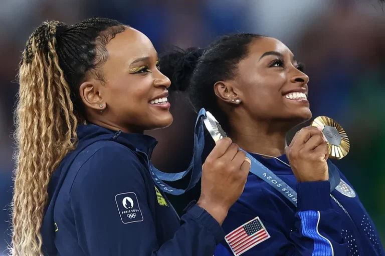 Rebeca Andrade ganha prata e se torna mulher brasileira com mais medalhas olímpicas na história