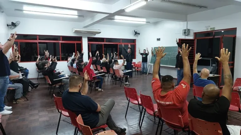 Metalúrgicos de São Leopoldo (RS) conquistam reajuste de 3,70% no salário geral e 4% no piso