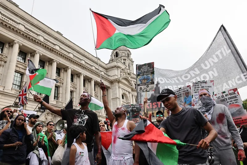 Manifestantes em Londres, como parte do Dia de Ação de Global em solidariedade à Faixa de Gaza, sob genocídio israelense há 300 dias, e aos prisioneiros políticos palestinos nas cadeias da ocupação