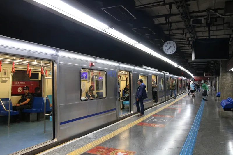 Madrugada de trens: Metrô de SP lança atendimento 24 horas experimental até 2026.