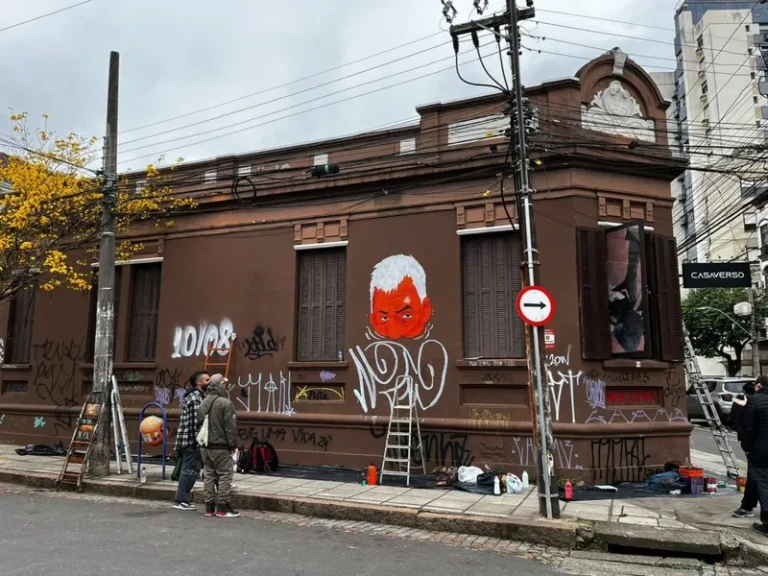 Mural de protesto com grafite censurado marca reabertura da Casaverso, em Porto Alegre