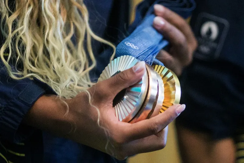 A campeã olímpica brasileira Rebeca Andrade segura suas medalhas durante cerimônia de boas-vindas aos atletas olímpicos na Prefeitura do Rio de Janeiro (RJ), em 15 de agosto de 2024