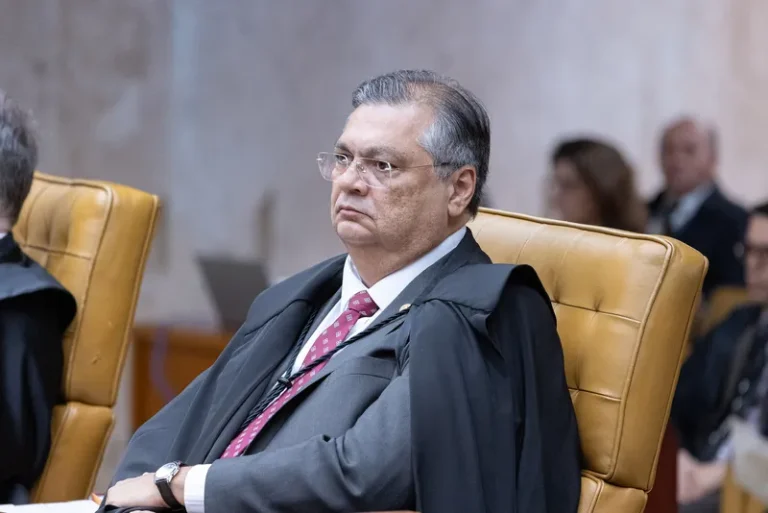 Dino suspende R$ 4,2 bi de emendas parlamentares e pede inquérito da PF sobre fluxo do dinheiro