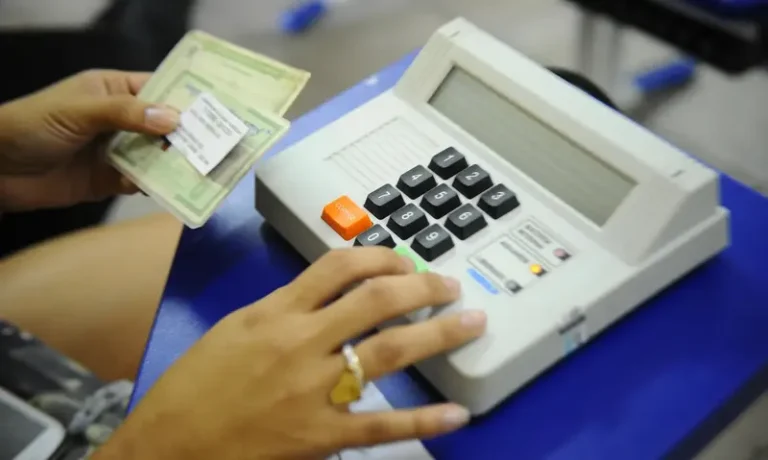 Que reflexões podem ser realizadas sobre a esquerda, centrão e extrema-direita pós-eleições?
