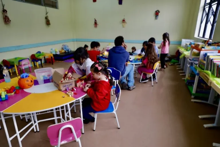 Falta de professora prejudica crianças em escola na Restinga, em Porto Alegre