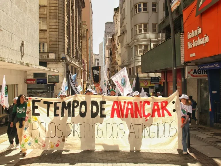 Atingidos e atingidas pela enchente saem às ruas de Porto Alegre por moradia e direitos