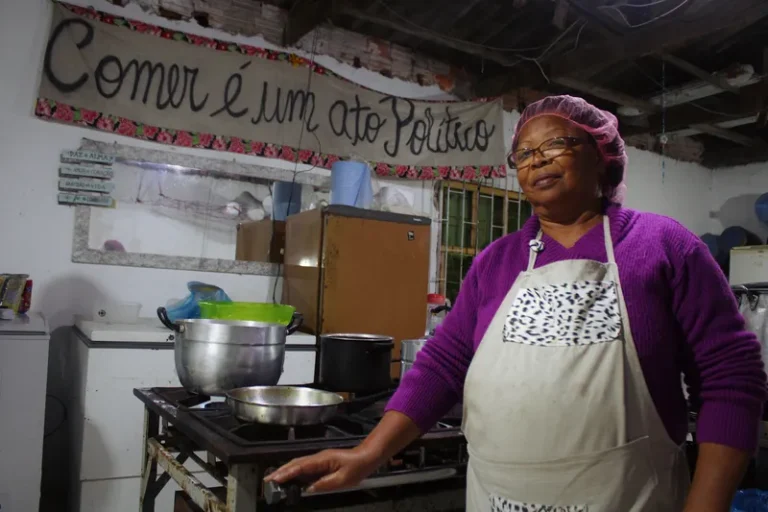 Tecendo solidariedade: a dedicação de Dona Beth com as vítimas da enchente em Porto Alegre