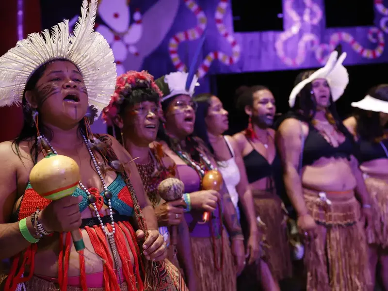 Indígenas Tupinambá participam de apresentação circense com artistas do Unirio, no Rio de Janeiro, na quarta-feira (11)