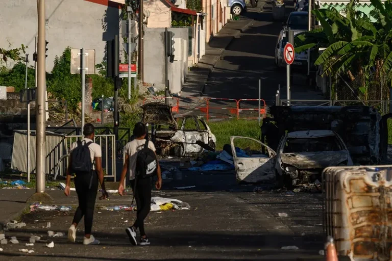 Caribe: revoltas na Martinica desafiam poder colonial francês
