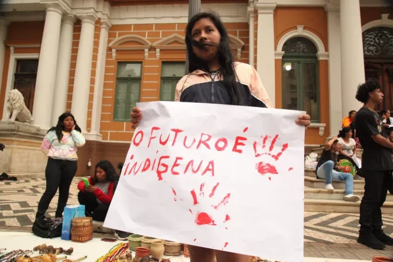 Primeira Marcha de Mulheres Indígenas de Porto Alegre enfatiza luta por direitos 