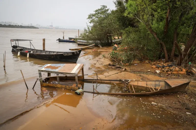 Moradores de ilhas de Porto Alegre enfrentam dificuldades para retomar a vida após enchente