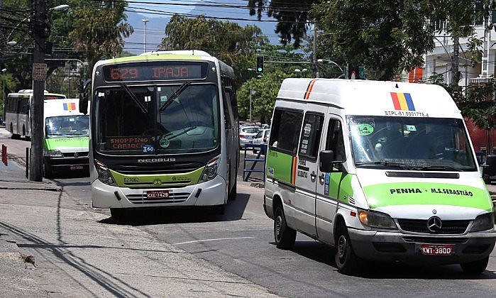 Centenas de motoristas de vans realizaram paralisação nesta terça-feira (19)