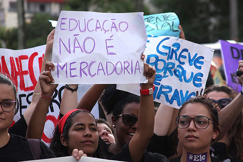 "Todos passaram por bancos de escola, aprenderam as primeiras lições de pedagogia orientados por um professor"
