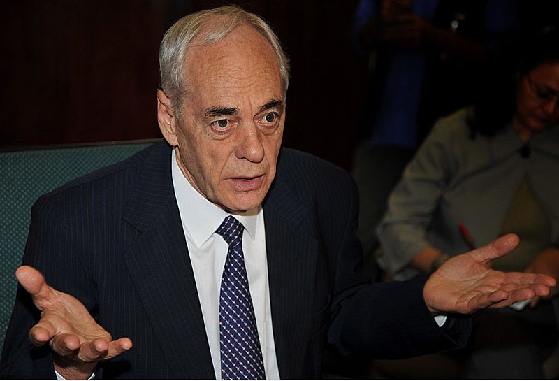 Secretário de Administração do Paraná, Reinhold Stephanes, tem sugerido congelamentos para os servidores públicos estaduais.