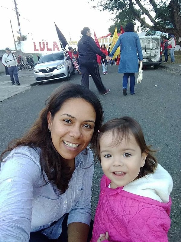 Cristiane e a filha Julia: tentativa dos bancos de tirar direitos causa indignação