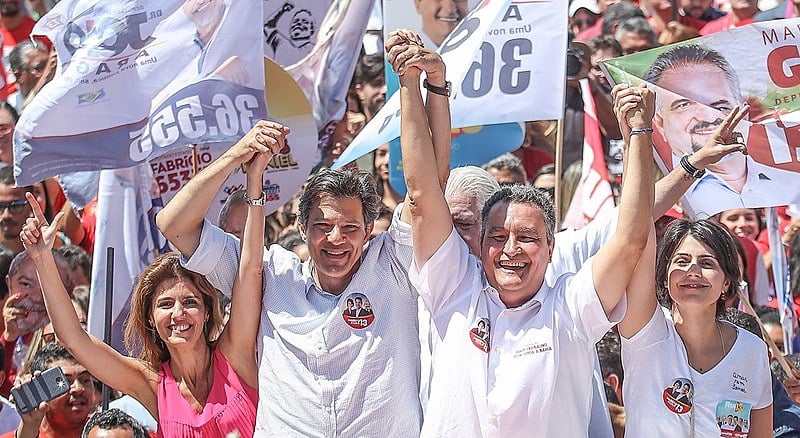 Milhares de pessoas caminharam com Haddad e Manuela pelas ruas de Vitória da Conquista, na Bahia.