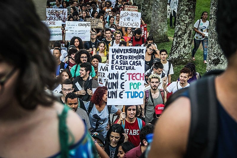 Estudantes, eletricitários, professores, metroviários, e outras categorias devem parar atividades
