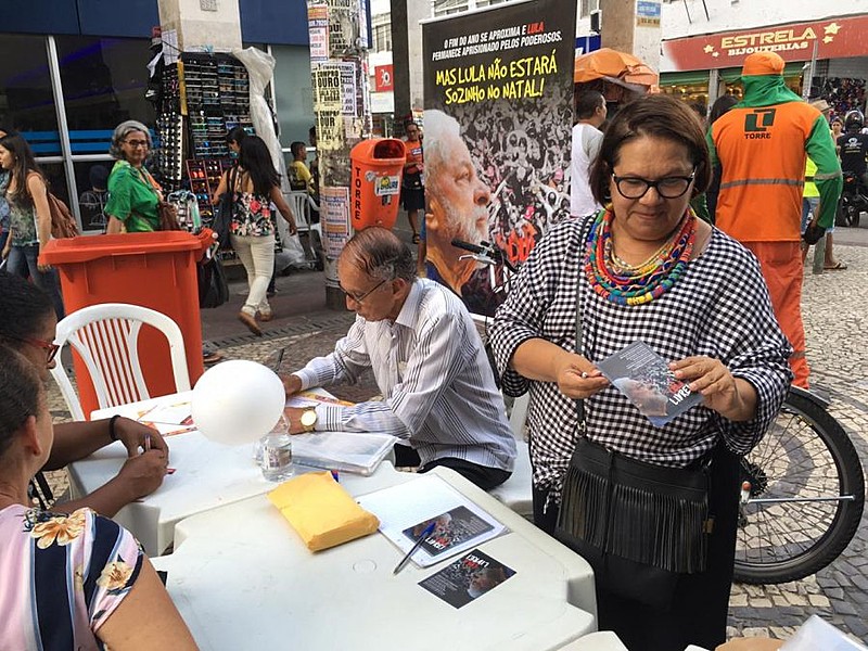 Em Aracaju, uma ação de rua tem coletado cartões de Natal para Lula