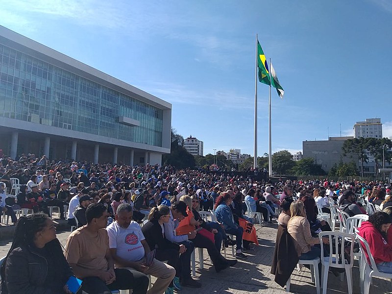 Em assembleia em frente à sede do governo do Paraná, professores e funcionários de escolas aprovaram a suspensão da greve