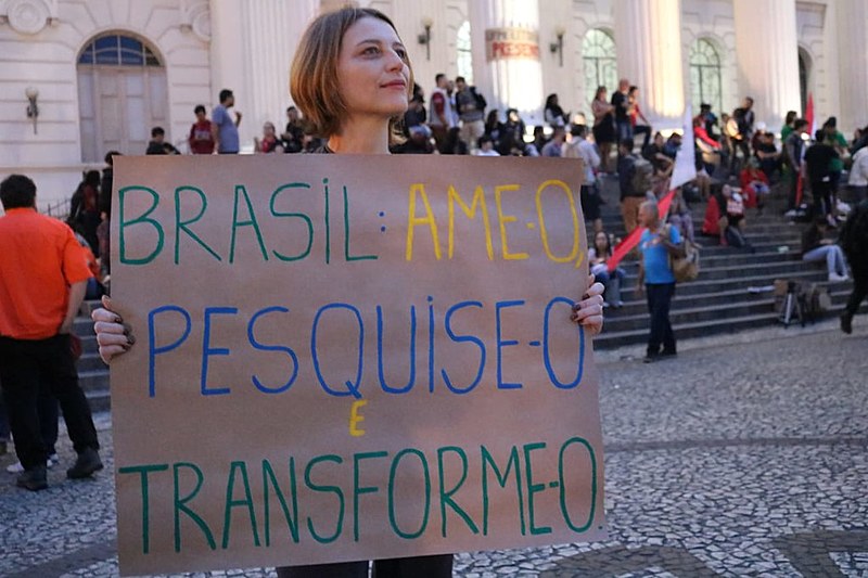 Estudantes, professores e técnicos das Universidades públicas ocuparam as ruas ao longo de todo o dia para dialogar com a população