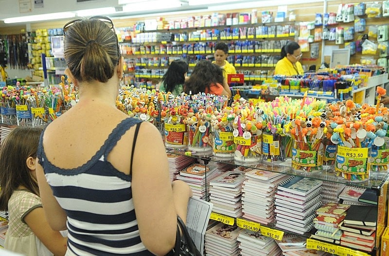 Cabe ao consumidor escolher se fará a entrega do material integralmente ou se preferirá adquiri-lo ao longo do ano