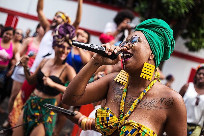 Um encontro de blocos afro na Praça da Estação vai oficializar a abertura do carnaval em BH. Na foto, a cantora e MC Ohana Santana
