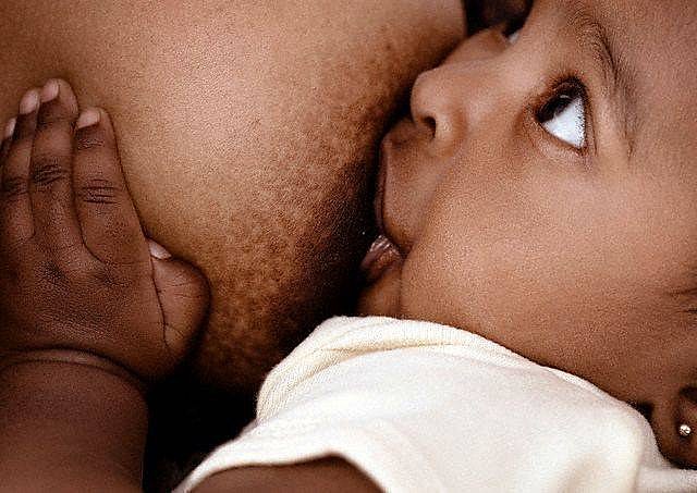 O ideal é que o bebê se alimente exclusivamente com leite materno até os seis meses de idade