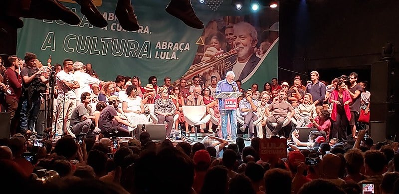 "A tentativa de acabar com a cultura é uma vingança de Bolsonaro contra vocês que gritaram ‘Ele não’”, disse Lula