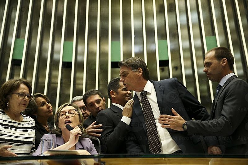 Jair Bolsonaro causa tumulto na Câmara dos Deputados em reunião geral para discutir violência contra mulheres e meninas