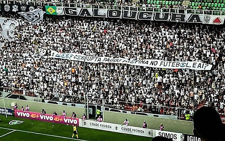 Torcida do Atlético Mineiro em manifestação contra a Globo, no dia 3 de dezembro, no Estádio Independência (MG).