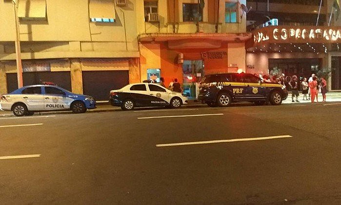 Carros da polícia militar, civil e polícia rodoviária federal em frente à 13ª DP
