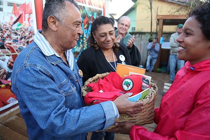 Marinete e Antônio inauguraram, junto às organizações da Vigília Lula Livre, o centro de Formação e Cultura Marielle Vive